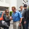 Arnold Schwarzenegger quitte le café Roma et repart au volant de son hummer beaucoup trop large pour pouvoir se garer sur les places de parking à Beverly Hills le 6 mai 2016.