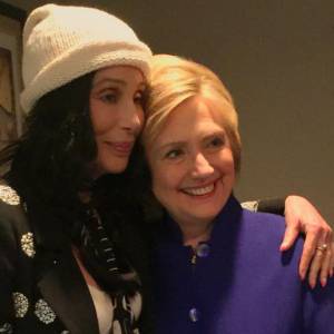 Cher pose avec Hillary Clinton le 6 juin 2016. Instagram