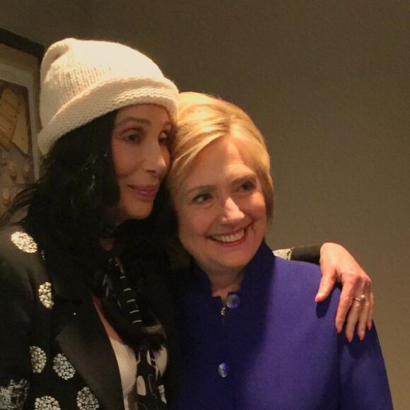 Cher pose avec Hillary Clinton le 6 juin 2016. Instagram