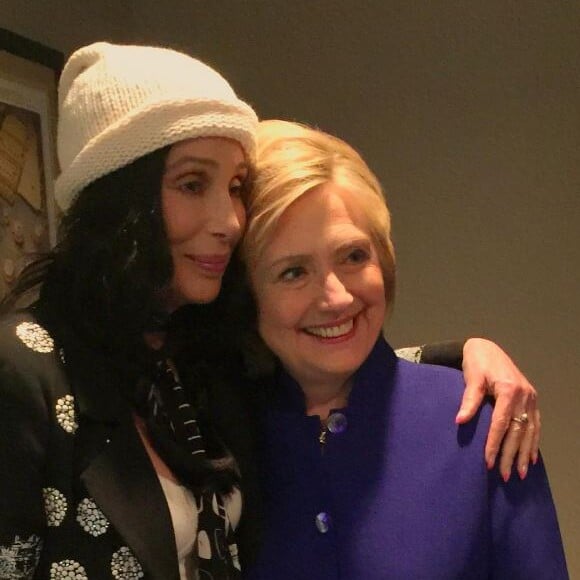 Cher pose avec Hillary Clinton le 6 juin 2016. Instagram