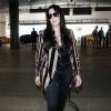 La chanteuse Cher arrive à l'aéroport de Los Angeles pour prendre un vol, le 23 juin 2015.