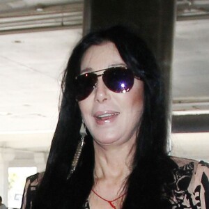 La chanteuse Cher arrive à l'aéroport de Los Angeles pour prendre un vol, le 23 juin 2015.