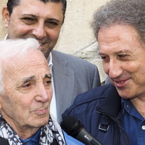 Exclusif - Charles Aznavour et Michel Drucker - Inauguration du passage Charles Aznavour à Saint-Rémy-de-Provence, le 28 mai 2016, dans le cadre de l'anniversaire du chanteur.