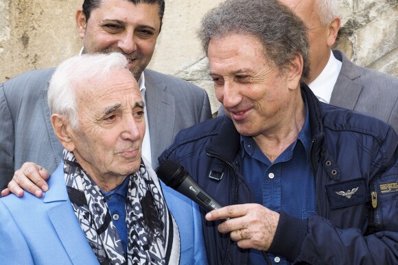 Exclusif - Charles Aznavour et Michel Drucker - Inauguration du passage Charles Aznavour à Saint-Rémy-de-Provence, le 28 mai 2016, dans le cadre de l'anniversaire du chanteur.