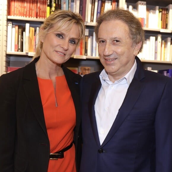 Edith Rebillon, Michel Drucker - Edith Rebillon dédicace son livre "49 ans et demi" à la librairie Albin Michel à Paris le 19 mai 2016. © Cédric Perrin/Bestimage