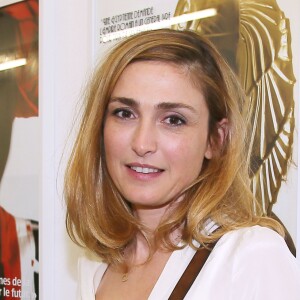 Julie Gayet à l'exposition "55 Politiques" à l'Espace Dupin à Paris. L'exposition met à l'honneur 55 femmes engagées en politique de -51 avant J.C jusqu'à aujourd'hui. Paris le 9 juin 2016. © Marc Ausset-Lacroix/Bestimage