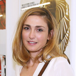 Julie Gayet à l'exposition "55 Politiques" à l'Espace Dupin à Paris. L'exposition met à l'honneur 55 femmes engagées en politique de -51 avant J.C jusqu'à aujourd'hui. Paris le 9 juin 2016. © Marc Ausset-Lacroix/Bestimage