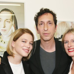 Léa Seydoux, Stéphane Foenkinos et Karin Viard à l'exposition "55 Politiques" à l'Espace Dupin à Paris. L'exposition met à l'honneur 55 femmes engagées en politique de -51 avant J.C jusqu'à aujourd'hui. Paris le 9 juin 2016. © Marc Ausset-Lacroix/Bestimage