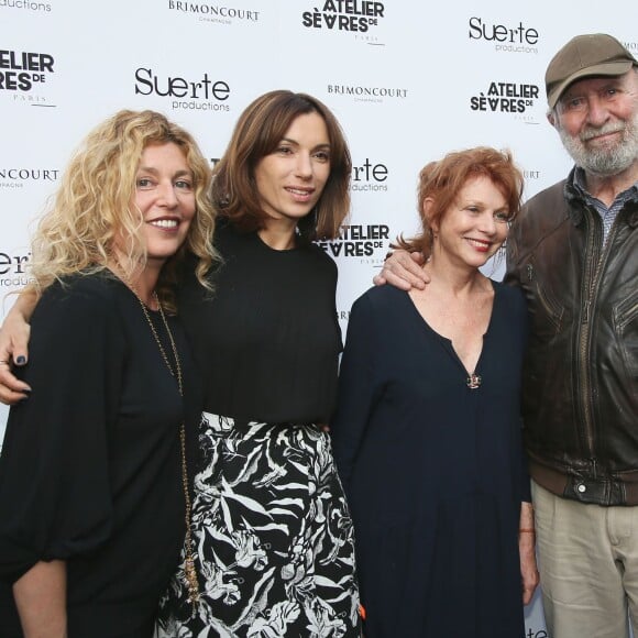 Stéphanie Murat, Aure Atika, Agathe Natanson et Jean-Pierre Marielle à l'exposition "55 Politiques" à l'Espace Dupin à Paris. L'exposition met à l'honneur 55 femmes engagées en politique de -51 avant J.C jusqu'à aujourd'hui. Paris le 9 juin 2016. © Marc Ausset-Lacroix/Bestimage