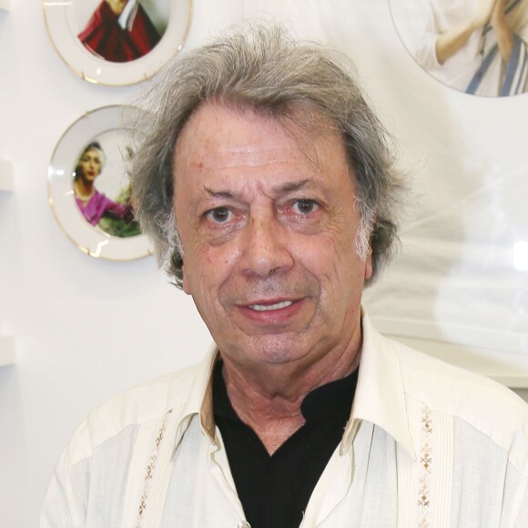 Hervé Vilard à l'exposition "55 Politiques" à l'Espace Dupin à Paris. L'exposition met à l'honneur 55 femmes engagées en politique de -51 avant J.C jusqu'à aujourd'hui. Paris le 9 juin 2016. © Marc Ausset-Lacroix/Bestimage