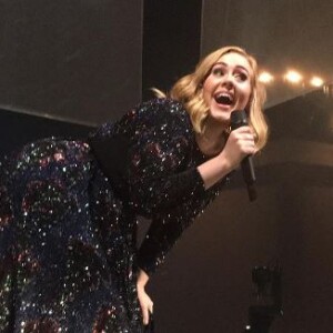 Adele s'amuse avec la foule lors de son concert à Paris le 9 juin 2016