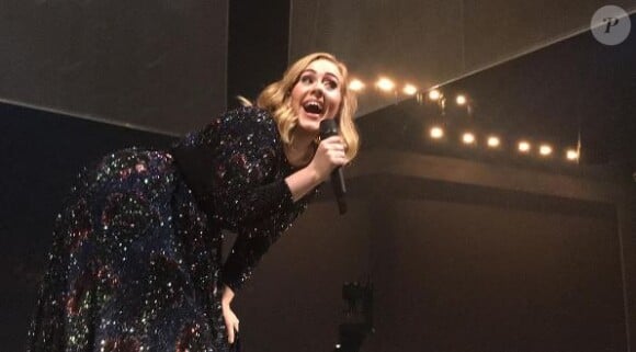 Adele s'amuse avec la foule lors de son concert à Paris le 9 juin 2016