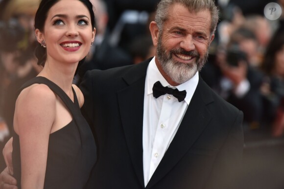 Mel Gibson et sa compagne Rosalind Ross - Montée des marches de la cérémonie de clôture du 69e Festival International du Film de Cannes. Le 22 mai 2016. © Giancarlo Gorassini/Bestimage