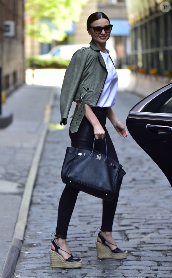 Miranda Kerr se promène dans les rues de New York le 25 mai 2016