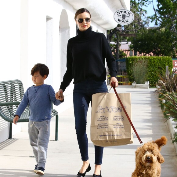 Miranda Kerr emmène son fils Flynn déjeuner au restaurant Ollo à Malibu. Ils promènent leur chien et font ensuite du shopping chez Toy Crazy. Le 4 mai 2016