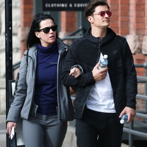 Exclusif - Le couple Katy Perry et Orlando Bloom se promènent en amoureux dans les rues de Aspen. Les amoureux sont venus assister au mariage de leur amie la styliste Jamie Schneider. Le 8 avril 2016