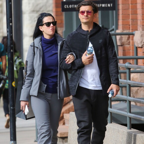 Exclusif - Le couple Katy Perry et Orlando Bloom se promènent en amoureux dans les rues de Aspen. Les amoureux sont venus assister au mariage de leur amie la styliste Jamie Schneider. Le 8 avril 2016