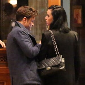 Exclusif - Le couple Katy Perry et Orlando Bloom arrivent à leur hôtel ‘Jerome' à Aspen dans le Colorado pour assister au mariage de leur amie la styliste Jamie Schneider. Katie se met des gouttes pour les yeux pour se protéger du froid sec de la montagne! Le 8 avril 2016