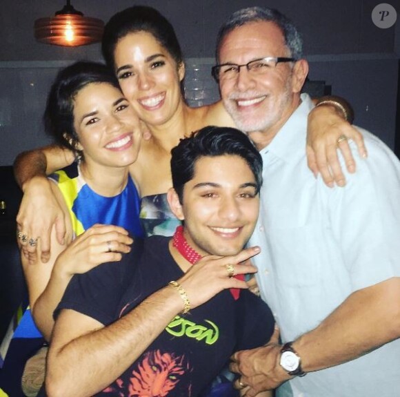 America Ferrera pose avec les membres de son ancienne famille dans Ugly Betty. Instagram, juin 2016