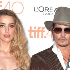 Johnny Depp (habillé en Ralph Lauren) et sa compagne Amber Heard (robe Elie Saab) à la Première du film "The Danish Girl" au festival International du film de Toronto (TIFF) le 12 septembre 2015