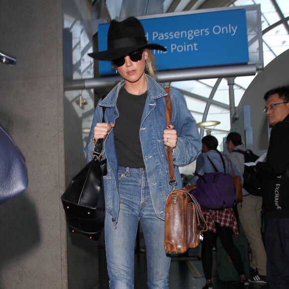 Amber Heard arrive à l'aéroport Lax de Los Angeles le 6 mai 2016.