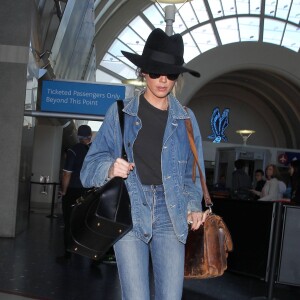 Amber Heard arrive à l'aéroport Lax de Los Angeles le 6 mai 2016.