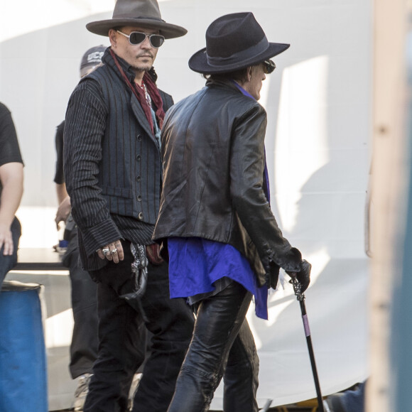 Johnny Depp et Joe Perry prennent un bateau pour se rendre au parc d'attractions "Gröna Lund" ou ils vont donner un concert avec les Hollywood Vampires à Stockholm en Suède le 30 mai 2016.