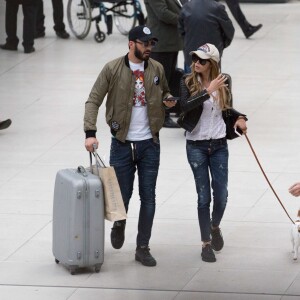 Exclusif - Prix Spécial - No web - No blog - Nabilla Benattia et son compagnon Thomas Vergara sont attendus par une équipe de TF1 alors qu'ils arrivent à la gare de Lyon avec leur chienne Pita à Paris, le 26 mai 2016. Le couple est allé faire du shopping chez American Apparel (Thomas s'est mis torse nu pour essayer un t-shirt) avant de se rendre à l'hôtel Mystique près de l'Arc de Triomphe où ils ont été interviewés pour l'émission "50 Minute Inside". Ils sont ensuite allés à la poste avant de rejoindre la gare de Lyon pour rentrer.