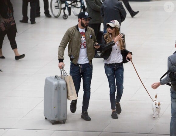 Exclusif - Prix Spécial - No web - No blog - Nabilla Benattia et son compagnon Thomas Vergara sont attendus par une équipe de TF1 alors qu'ils arrivent à la gare de Lyon avec leur chienne Pita à Paris, le 26 mai 2016. Le couple est allé faire du shopping chez American Apparel (Thomas s'est mis torse nu pour essayer un t-shirt) avant de se rendre à l'hôtel Mystique près de l'Arc de Triomphe où ils ont été interviewés pour l'émission "50 Minute Inside". Ils sont ensuite allés à la poste avant de rejoindre la gare de Lyon pour rentrer.