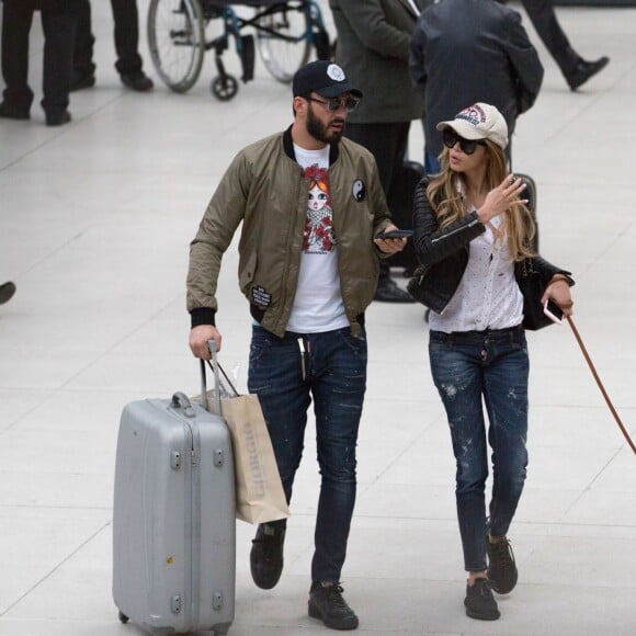 Exclusif - Prix Spécial - No web - No blog - Nabilla Benattia et son compagnon Thomas Vergara sont attendus par une équipe de TF1 alors qu'ils arrivent à la gare de Lyon avec leur chienne Pita à Paris, le 26 mai 2016. Le couple est allé faire du shopping chez American Apparel (Thomas s'est mis torse nu pour essayer un t-shirt) avant de se rendre à l'hôtel Mystique près de l'Arc de Triomphe où ils ont été interviewés pour l'émission "50 Minute Inside". Ils sont ensuite allés à la poste avant de rejoindre la gare de Lyon pour rentrer.