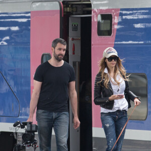 Exclusif - Prix Spécial - No web - No blog - Nabilla Benattia et son compagnon Thomas Vergara sont attendus par une équipe de TF1 alors qu'ils arrivent à la gare de Lyon avec leur chienne Pita à Paris, le 26 mai 2016. Le couple est allé faire du shopping chez American Apparel (Thomas s'est mis torse nu pour essayer un t-shirt) avant de se rendre à l'hôtel Mystique près de l'Arc de Triomphe où ils ont été interviewés pour l'émission "50 Minute Inside". Ils sont ensuite allés à la poste avant de rejoindre la gare de Lyon pour rentrer.