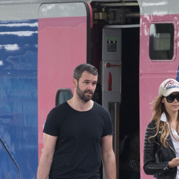Exclusif - Prix Spécial - No web - No blog - Nabilla Benattia et son compagnon Thomas Vergara sont attendus par une équipe de TF1 alors qu'ils arrivent à la gare de Lyon avec leur chienne Pita à Paris, le 26 mai 2016. Le couple est allé faire du shopping chez American Apparel (Thomas s'est mis torse nu pour essayer un t-shirt) avant de se rendre à l'hôtel Mystique près de l'Arc de Triomphe où ils ont été interviewés pour l'émission "50 Minute Inside". Ils sont ensuite allés à la poste avant de rejoindre la gare de Lyon pour rentrer.