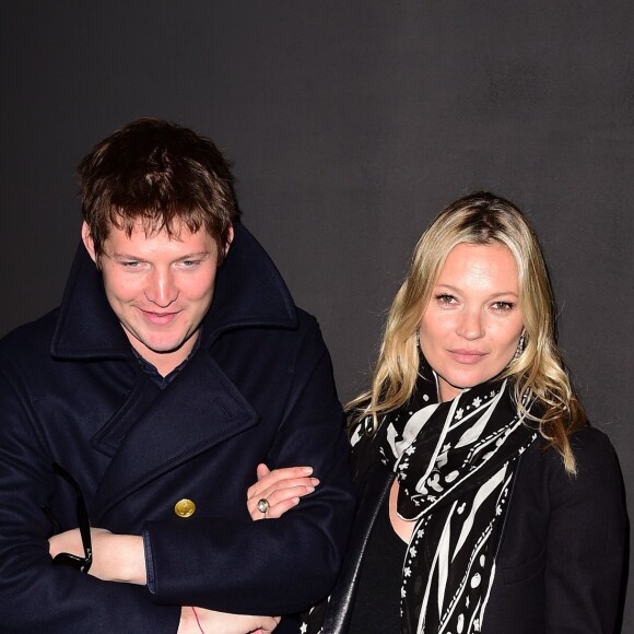 Nikolai von Bismarck et Kate Moss assistent au défilé Coach (collection homme printemps-été 2017) à Invicta Plaza. Londres, le 13 juin 2016.
