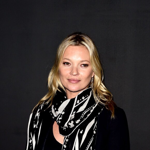 Kate Moss assiste au défilé Coach (collection homme printemps-été 2017) à Invicta Plaza. Londres, le 13 juin 2016.