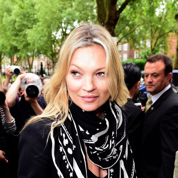 Kate Moss arrive à Invicta Plaza pour assister au défilé Coach (collection homme printemps-été 2017). Londres, le 13 juin 2016.