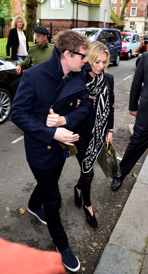 Kate Moss et Nikolai von Bismarck arrivent à Invicta Plaza pour assister au défilé Coach (collection homme printemps-été 2017). Londres, le 13 juin 2016.