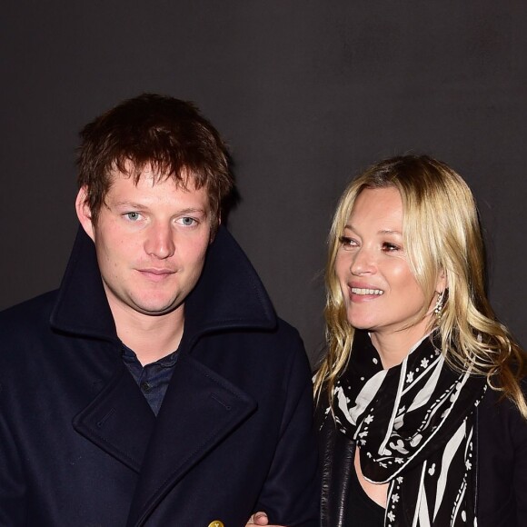 Nikolai von Bismarck et Kate Moss assistent au défilé Coach (collection homme printemps-été 2017) à Invicta Plaza. Londres, le 13 juin 2016.
