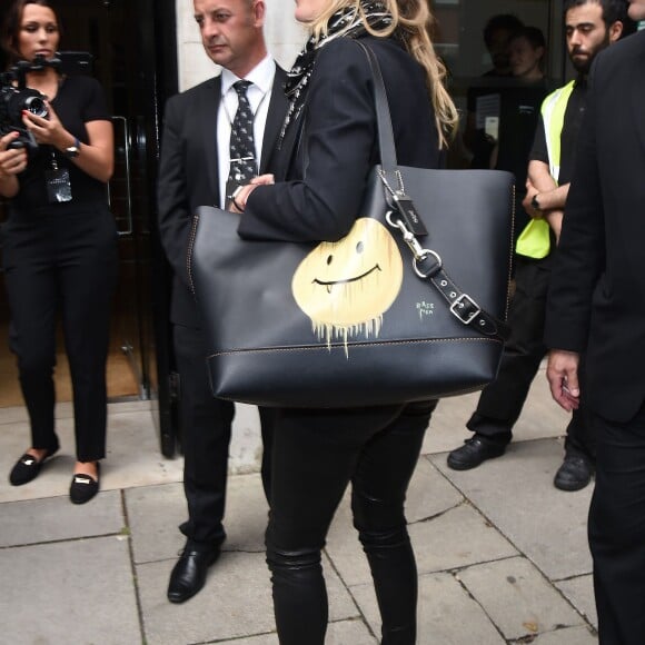 Kate Moss et Nikola von Bismarck quittent Invicta Plaza à l'issue du défilé Coach. Londres, le 13 juin 2016.