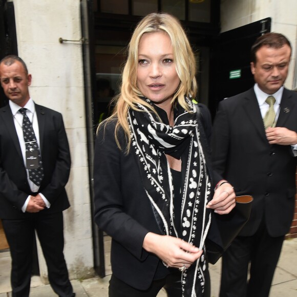 Kate Moss et Nikola von Bismarck quittent Invicta Plaza à l'issue du défilé Coach. Londres, le 13 juin 2016.