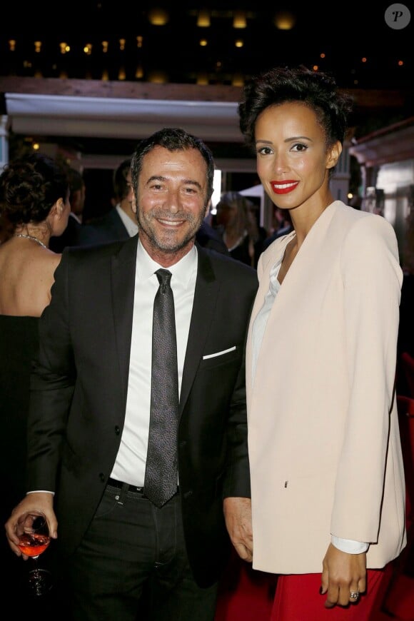 Bernard Montiel pose avec Sonia Rolland lors du 56ème Festival de télévision de Monte-Carlo, le 13 juin 2016.