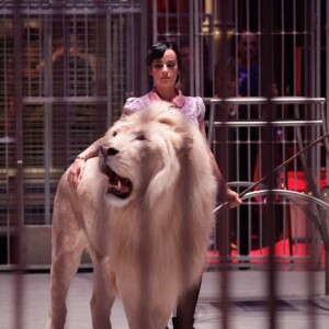 Alizée pose avec le lion de son numéro dans la cage aux fauves au Gala de l'Union des Artistes le 13 juin 2016 au Cirque d'Hiver à Paris