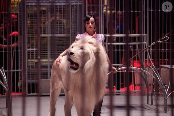 Alizée pose avec le lion de son numéro dans la cage aux fauves au Gala de l'Union des Artistes le 13 juin 2016 au Cirque d'Hiver à Paris