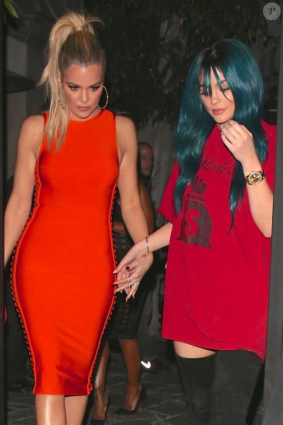 Khloé Kardashian et Kylie Jenner quittent le restaurant Koi à Los Angeles, le 14 juin 2016.