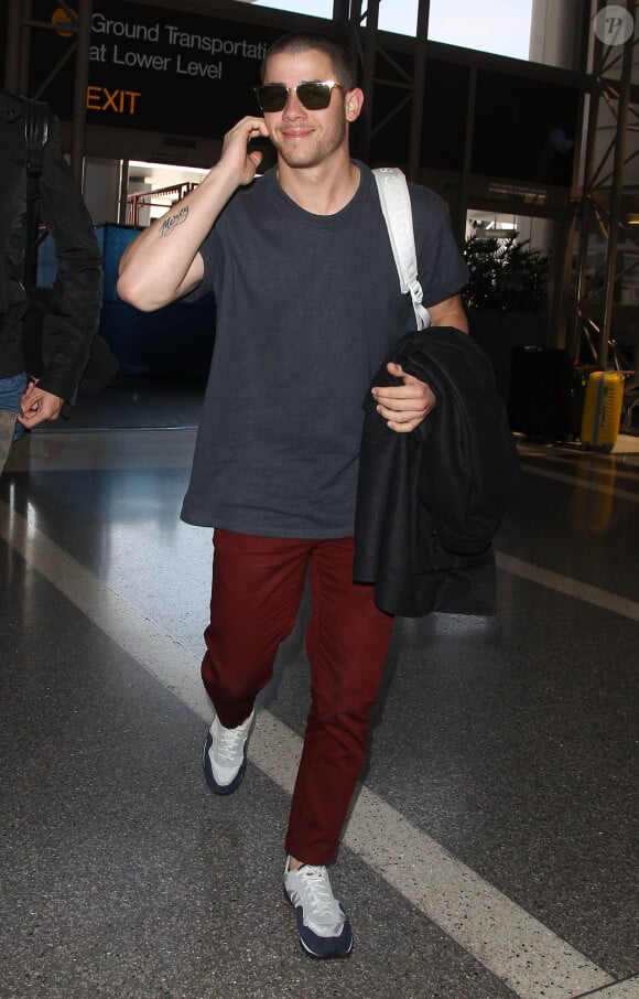 Nick Jonas arrive à l'aéroport LAX de Los Angeles pour prendre un avion. Le 10 mai 2016
