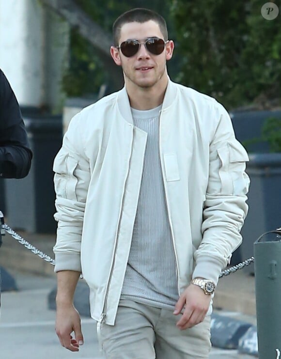 Exclusif - Nick Jonas est allé déjeuner au restaurant Gracias Madre avec des amis à West Hollywood, le 24 mars 2016