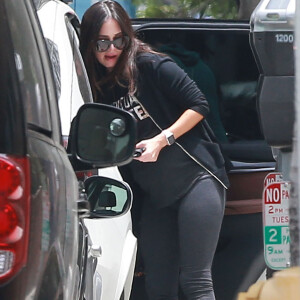 Exclusif - Megan Fox, enceinte, visite une amie à Los Angeles, le 14 juin 2016.