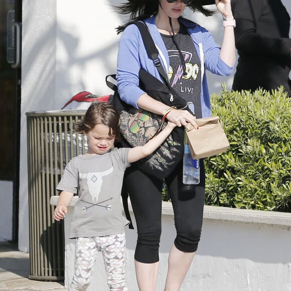 Megan Fox enceinte et son mari Brian Austin Green avec leurs enfants Noah et Bodhi dans un parc à Malibu, le 29 mai 2016