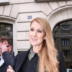 Céline Dion quitte l'hôtel Royal Monceau sous l'oeil amusé de ses jumeaux Eddy et Nelson à Paris le 15 juin 2016.