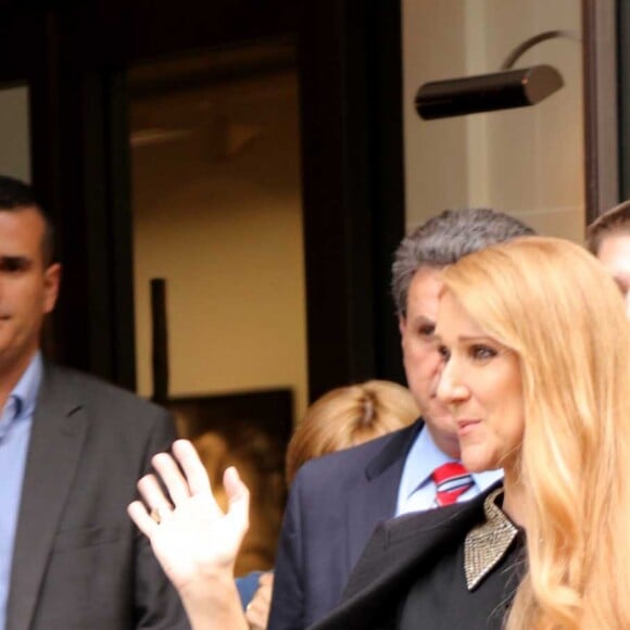 Céline Dion quitte l'hôtel Royal Monceau sous l'oeil amusé de ses jumeaux Eddy et Nelson à Paris le 15 juin 2016.