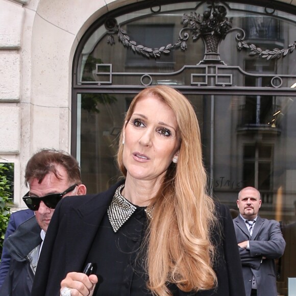 Céline Dion quitte l'hôtel Royal Monceau sous l'oeil amusé de ses jumeaux Eddy et Nelson à Paris le 15 juin 2016.